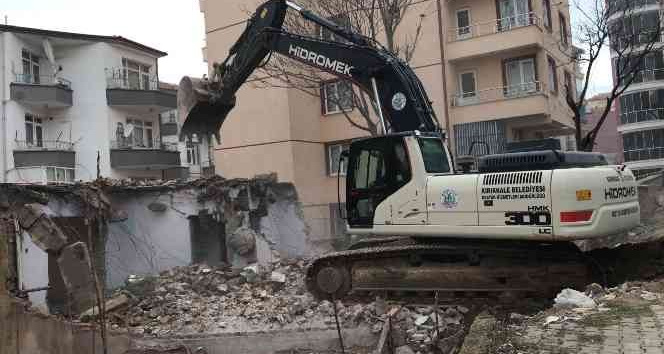 Kırıkkale’de metruk binalar yıkılıyor