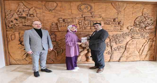 Çevre dostu öğrenciye Rektör Aktekin’den tablet ödülü