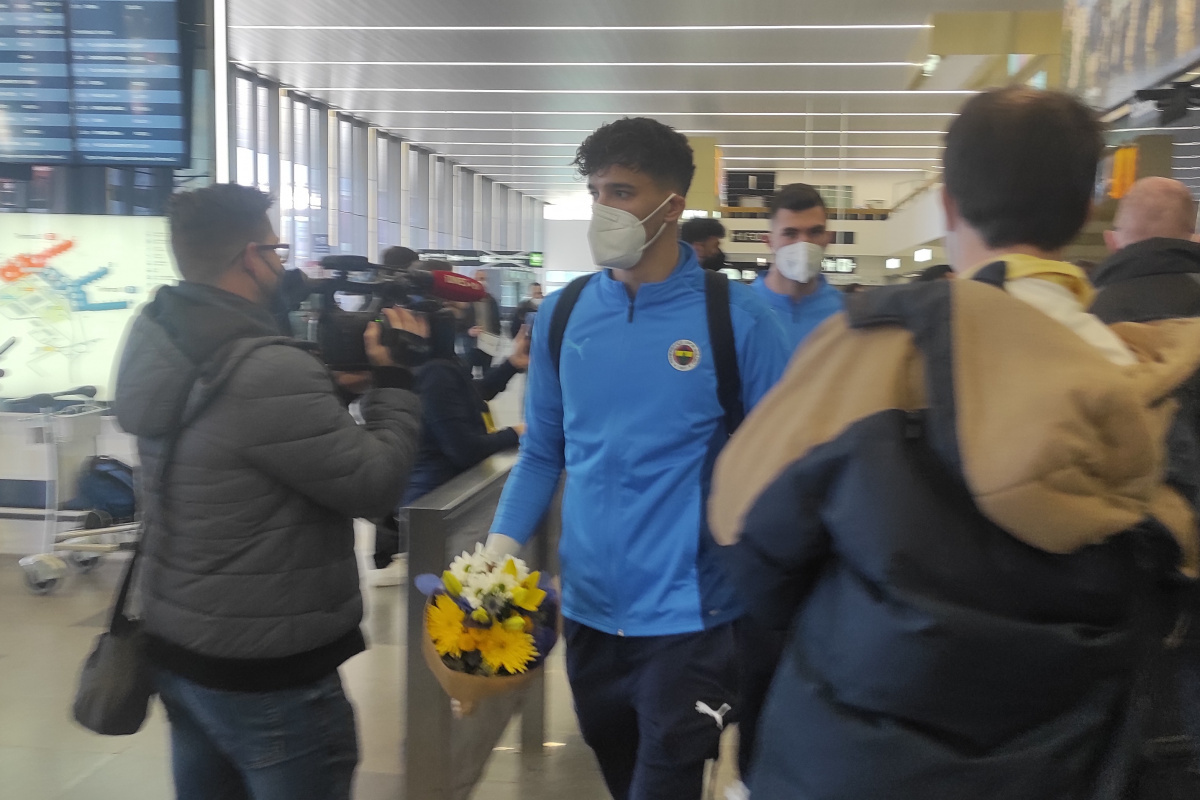 Fenerbahçe Prag’da çiçeklerle karşılandı
