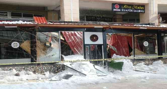 Kafenin üzerine düşen kar 1 kişiyi yaraladı