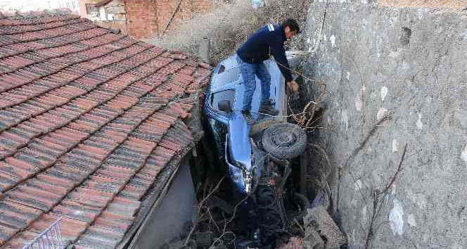 Fren yerine gaza bastı, yeni aldığı aracıyla duvardan uçtu