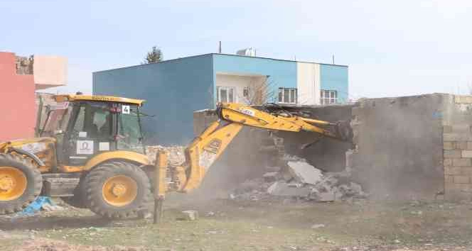 Kızıltepe’de metruk binaların yıkımı sürüyor