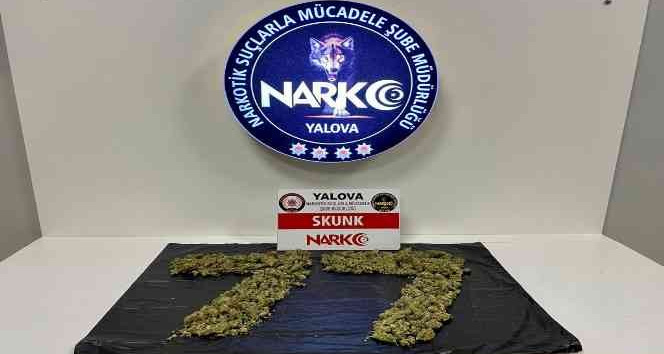 Polisten kaçarken 5 kilo uyuşturucuyu yola attı