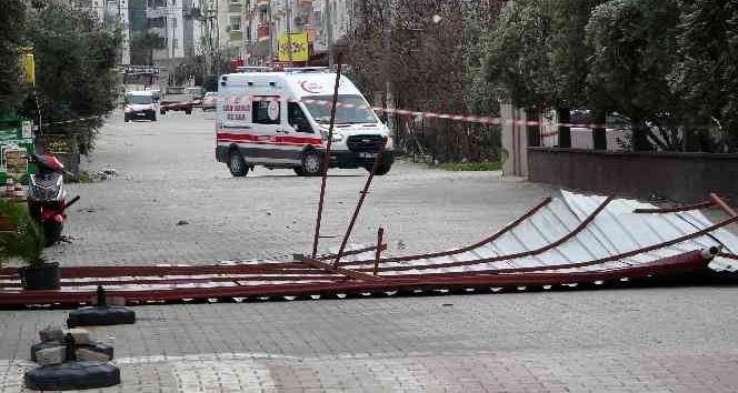 Osmaniye’de ağaçlar devrildi, çatılar uçtu