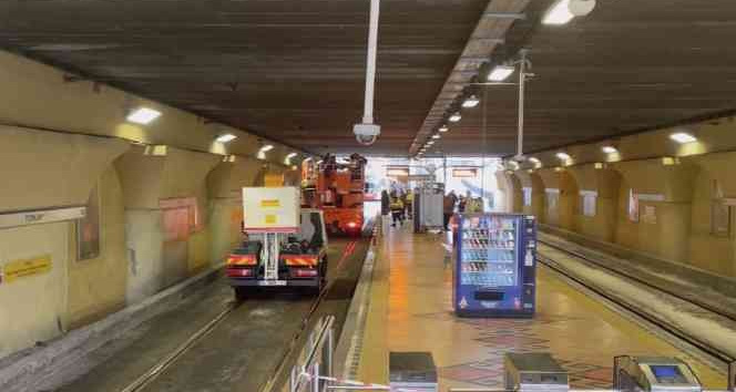 Topkapı’da tramvay yoluna giren çekici teli kopardı, seferler durdu