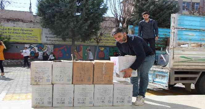 Genç çiftten örnek davranış: 50 okula 40 bin adet dezenfektan bağış