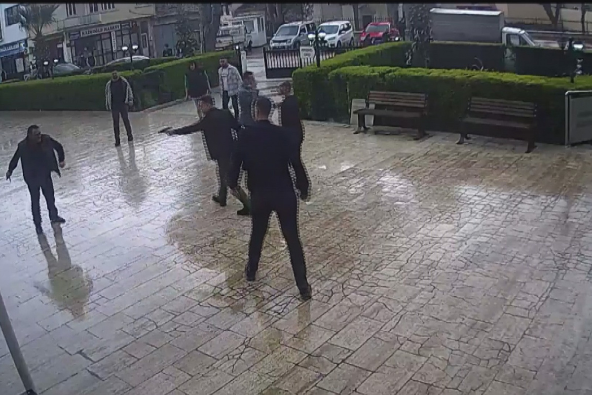 İzmir’de Menemen Belediyesi’nde bıçaklı saldırı güvenlik kamerasına anbean yansıdı