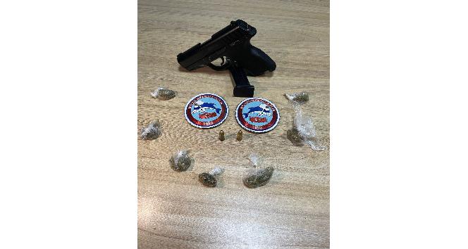 Yunus timlerinin durdurduğu araçta uyuşturucu ve tabanca yakalandı