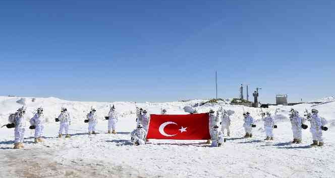 Mehmetçik Kato Dağı’nda 7 metreyi bulan karda vatan nöbetinde kuş uçurtmuyor