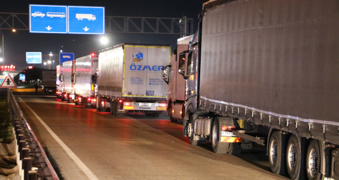 Ukraynaya ve Rusyaya gidecek tır şoförlerinin sınır kapısında bekleyişi sürüyor