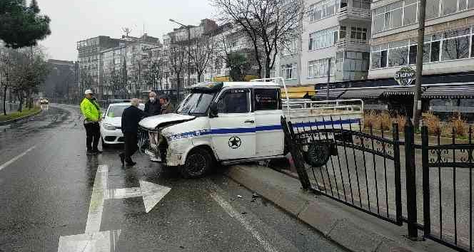Kayganlaşan yolda kontrolden çıkan kamyonet refüje çarptı