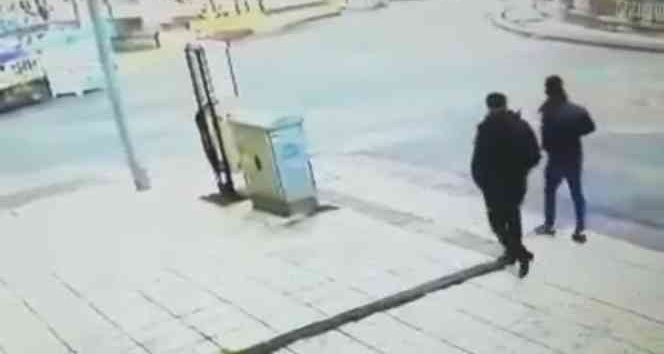 Beraber yürüdüğü arkadaşını bıçakladı