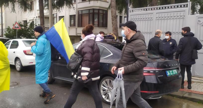 Türkiyede kalan Ukraynalılar konsolosluğa başvurdu