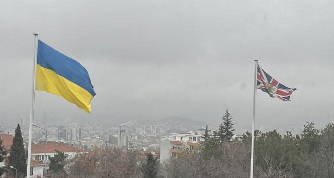İngiltere Büyükelçiliği büyükelçilik yerleşkesine Ukrayna bayrağı astı