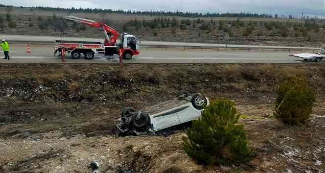 Kütahya’da otomobil şarampole devrildi: 3 yaralı