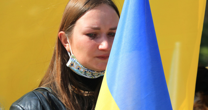 Ukraynalılar gözyaşlarıyla Rusyayı protesto etti