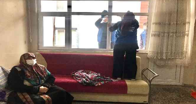 Gönüllü gençler yaşlıların evini temizledi