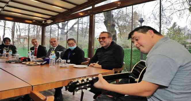 Haluk Levent, özel bireyler için mini konser verdi