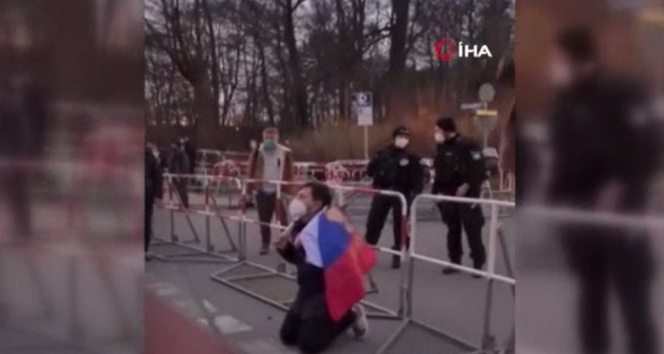 Rus protestocu Ukraynalıların önünde diz çöküp özür diledi