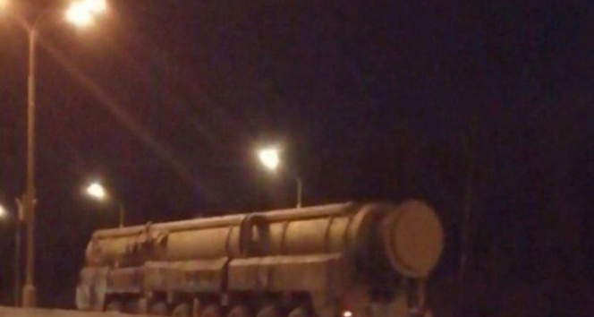 Rusyanın Topol-M balistik füzesi Moskova yollarında görüntülendi