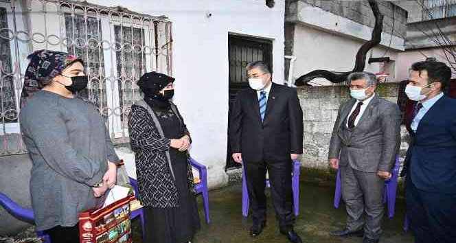 Osmaniye Valisi, konuk olduğu ailelerin sorunlarına ortak oluyor