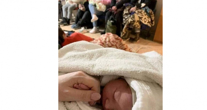 Kievdeki sığınakta birlikte çocuk doğdu