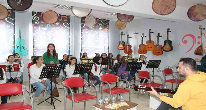 Ünlü şarkıcı kızının doğum günü anısına Mardin’deki bir okula müzik atölyesi yaptırdı