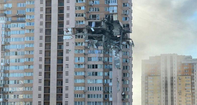 Kievde binaya bomba düştü