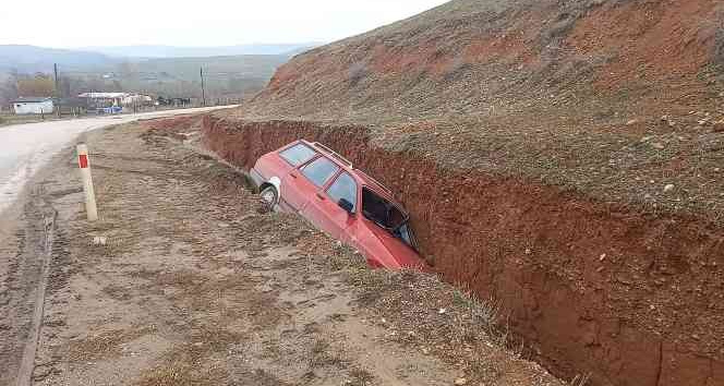 Otomobil şarampolde devrildi, sürücü yara almadan kurtuldu