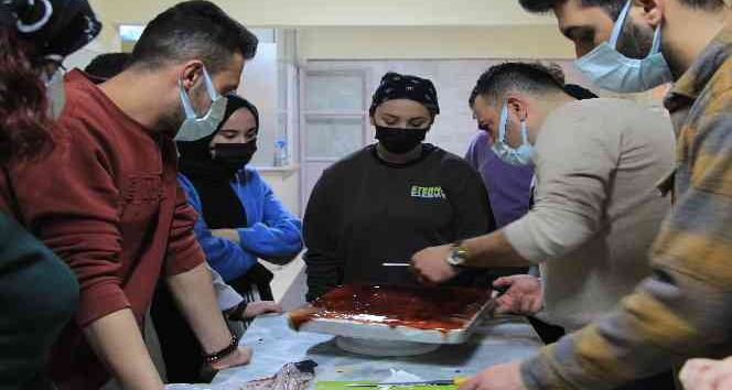 Dünya ve yöresel tatlıları öğrenerek kariyerlerine katkı sağlıyorlar