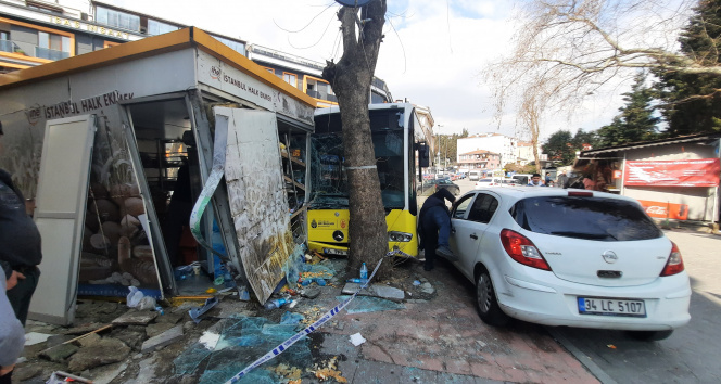 İETT otobüsü Halk Ekmek büfesine daldı: Kazada büfedeki görevli yaralandı