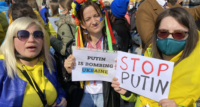 Ukraynalılar, Beyazıt Meydanında toplanarak protesto gösterisi yaptı