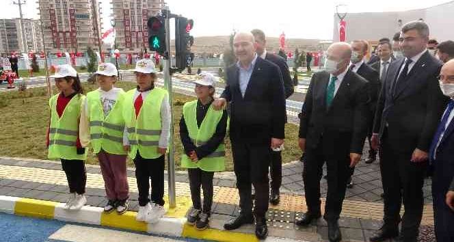 İçişleri Bakanı Soylu, trafik eğitim parkını ziyaret etti