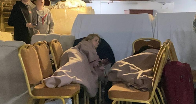 Kievde patlama tehlikesi üzerine otel müşterileri sığınaklara indirildi