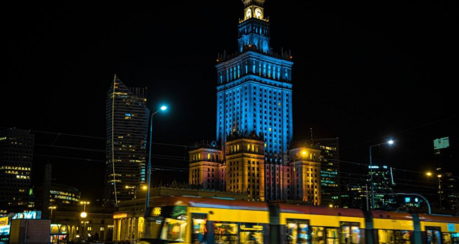Varşovada devlet binalarına Ukrayna bayrağının renkleri yansıtıldı