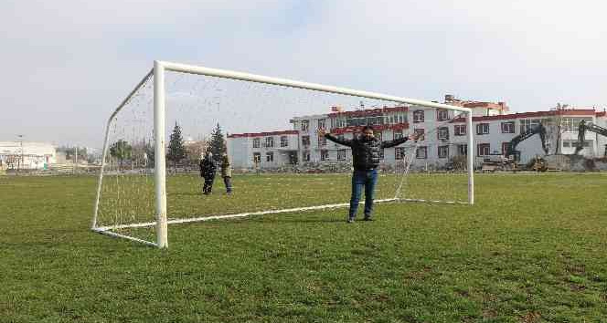 Top koşturduğu stadın yıkılışına şahit olan eski kalecinin duygusal anları