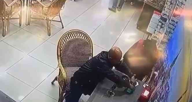 Uykuya dalan arkadaşının telefonunu çalan hırsız kameraya yakalandı