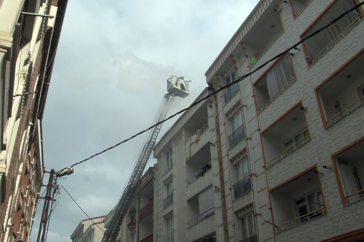 Esenyurt&#039;ta 5 katlı bir apartmanın çatısı alev alev yandı
