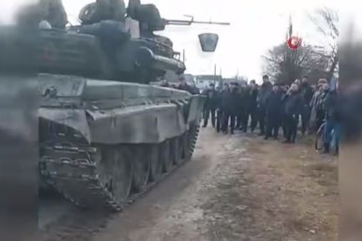Ukrayna&#039;da siviller Rus tankını durdurdu