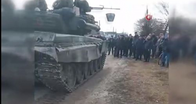 Ukraynada siviller Rus tankını durdurdu