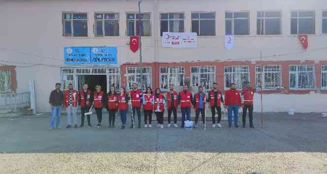 Kızılay gönüllüleri köy okulunu onardı