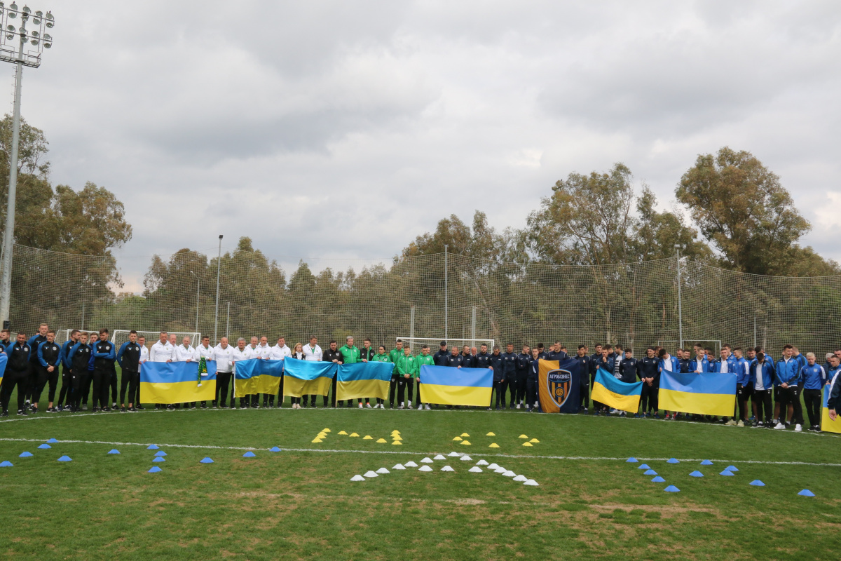 Antalya&#039;da kamp yapan Ukraynalı 7 takımın futbolcularından yeşil sahada &#039;Savaşa hayır&#039; mesajı