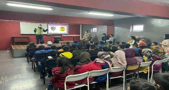 Jandarma 130 öğrenciye trafik eğitimi verdi
