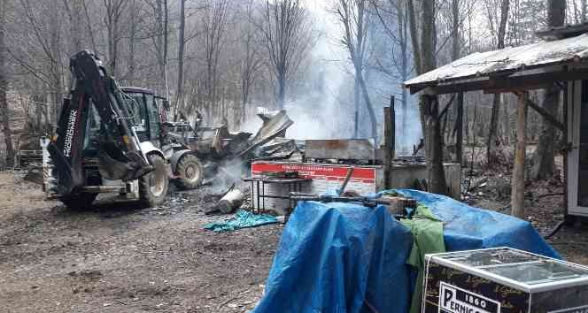 Yalova Kent Ormanı’ndaki ahşap işletme yanarak kül oldu