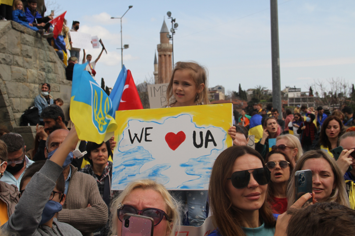 Antalya'da toplanan binlerce Ukraynalı Putin'i kınadı