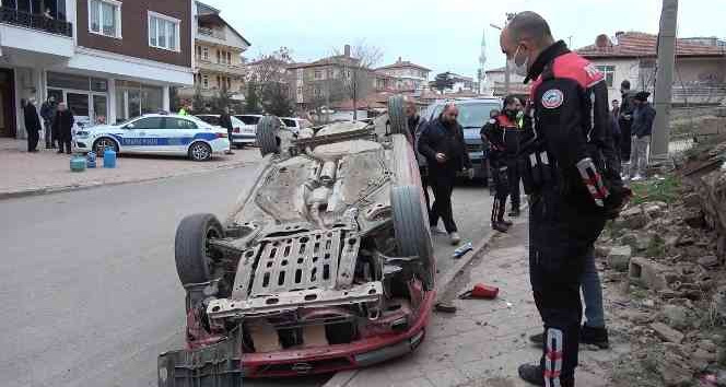 Bahçe duvarına çarpan otomobil ters devrildi: 2 yaralı
