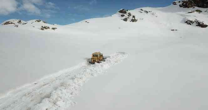 Şırnak’ta 2 bin 650 rakımlı yaylada kar kalınlığı 5 metreyi buldu, ekipler 15 günde bir yolu açıyor