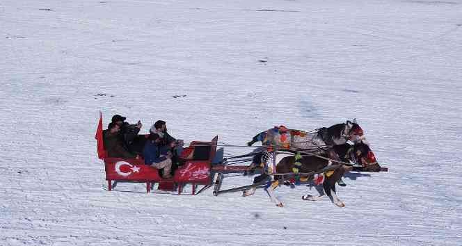 Çıldır Gölü’nde ’atlı kızak’ heyecanı devam ediyor