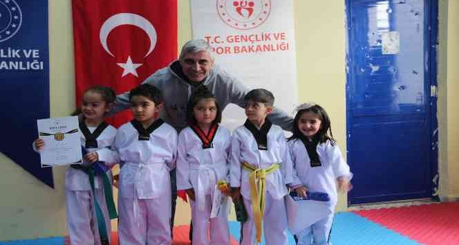 Tatvanlı minik tekvandocular kuşak bağladı