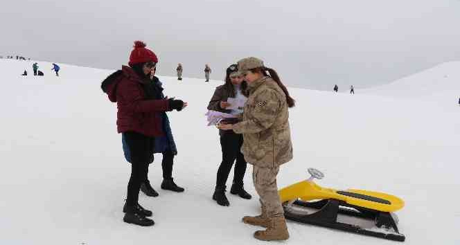 Jandarma, kayak merkezinde KADES’i tanıttı